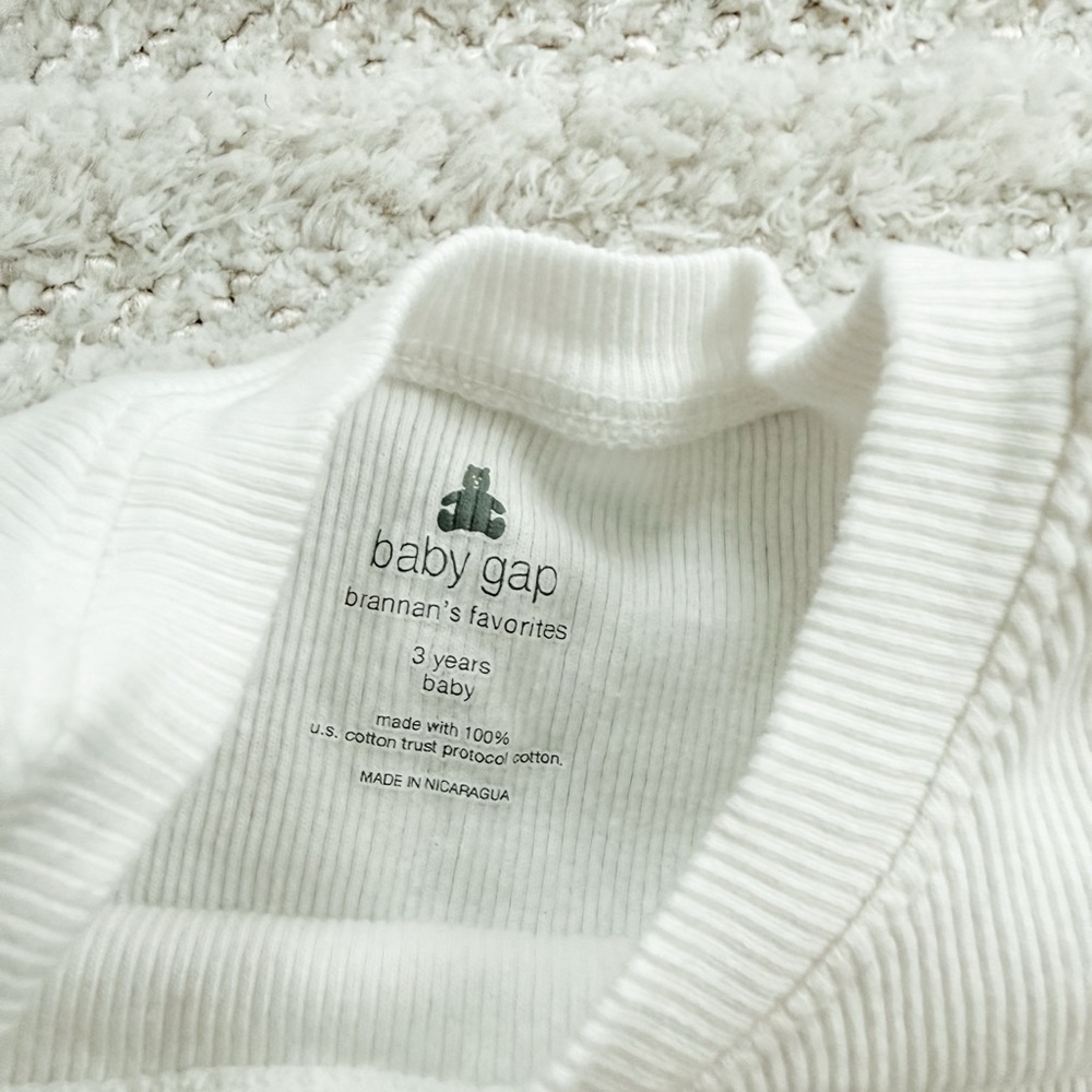 Like new! Baby Gap Toddler Girl Ruffle White Ribbed Tank - Size 3T - Picture 2 of 2